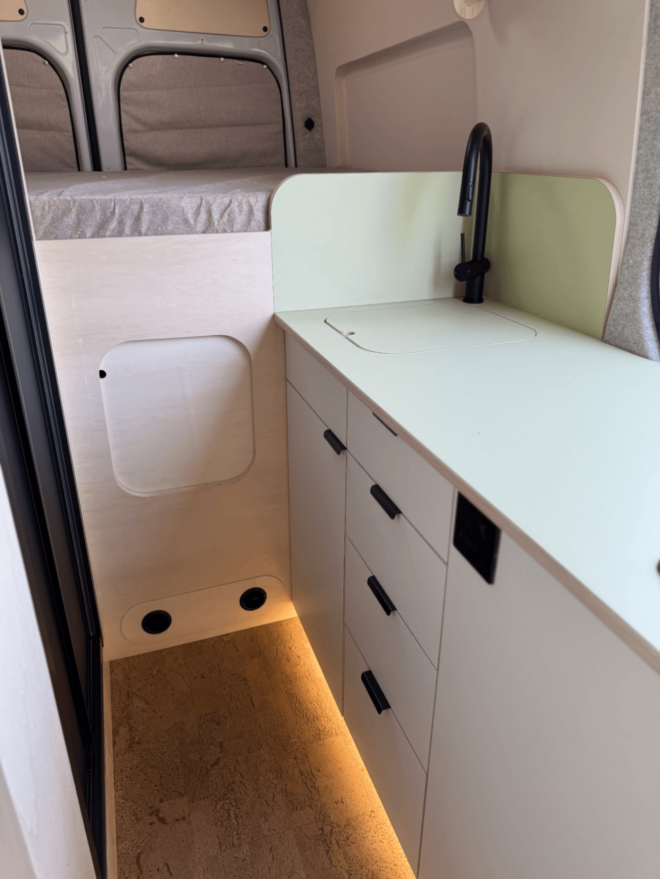 2024 Mercedes-Benz Sprinter L2 H2 photo